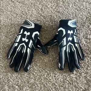 Football - Under Armour Black and White KIDS receiving football gloves